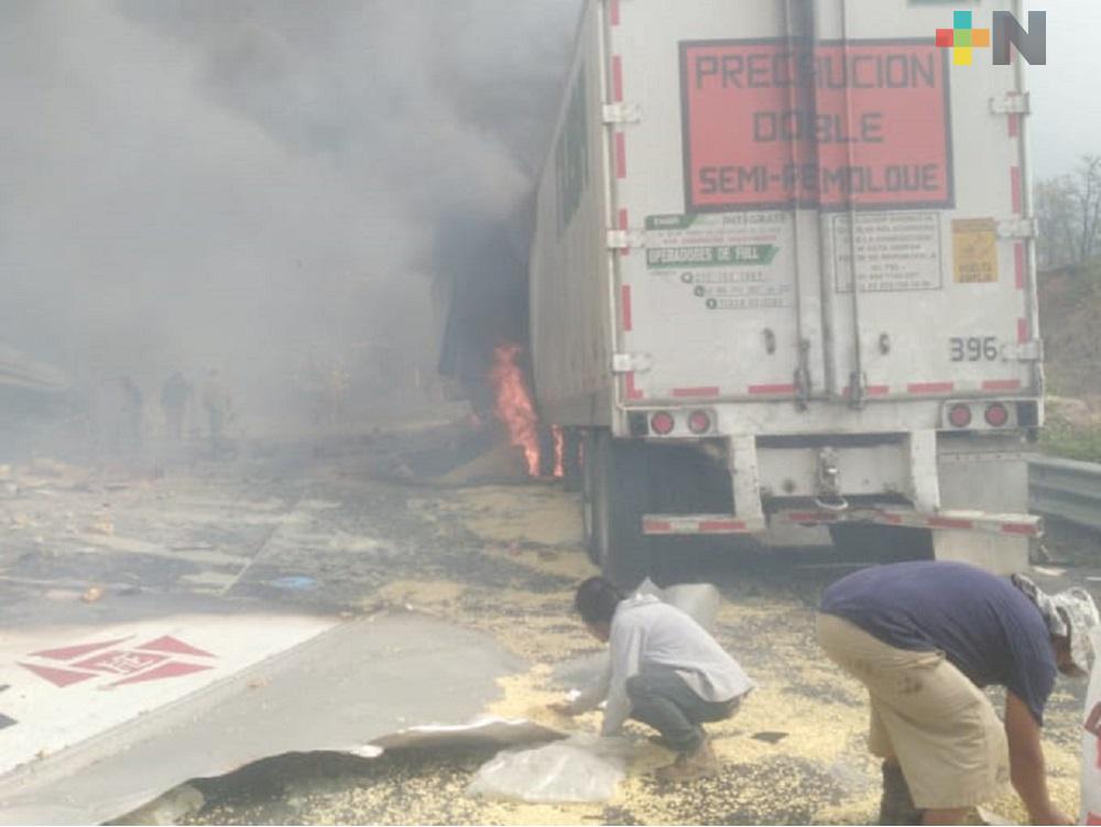 Tras choque se incendia tráiler en autopista Puebla Córdoba MÁSNOTICIAS