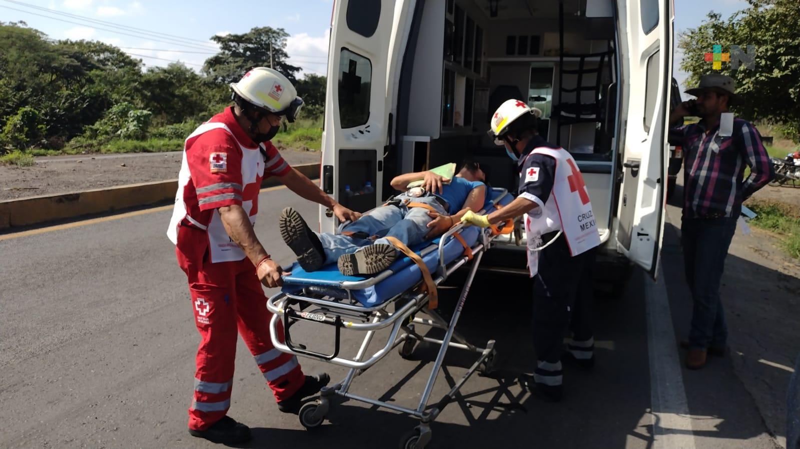 Un lesionado y daños deja volcadura de camión que transportaba